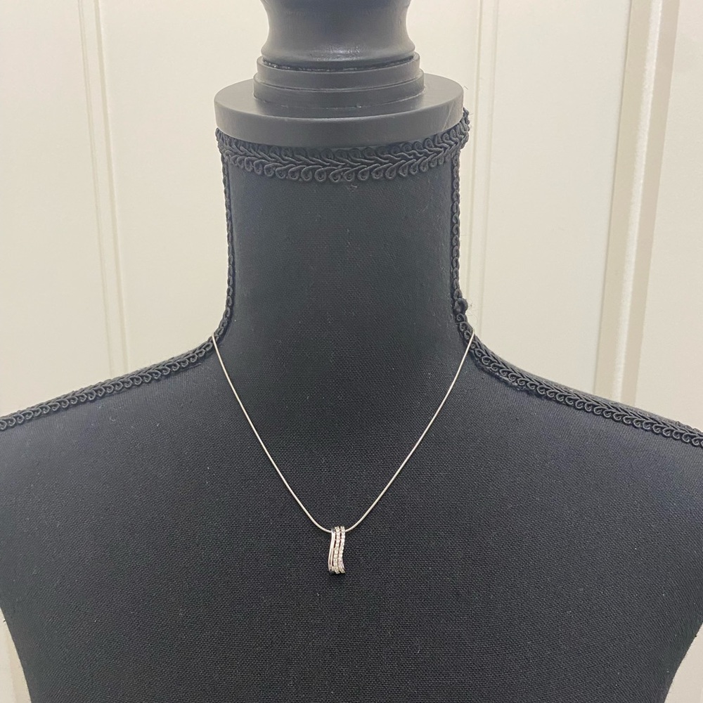 Delicate silver necklace with silver and crystal pendant.